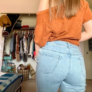 👀DISTRESSED LIGHT WASH JEANS👀